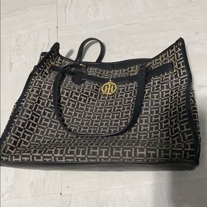 Black Tommy Hilfiger purse